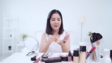 Genç Asyalı kadın uyan sabah, sonra yatakta yatıyordu süre Smartphone kullanarak gülümseyen güzel çekici Japon kız evde yatak odasında rahatlayın. Ev concept zaman yaşam tarzı kadınlar enjoying.