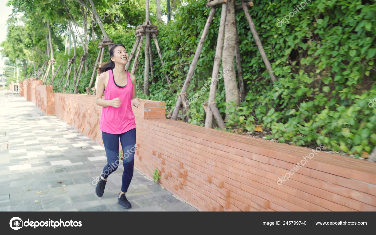 Wanita Pelari Asia Muda Yang Sehat Dan Cantik Mengenakan Pakaian — Foto ...