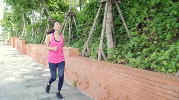 スポーツウェア ランニングや都市公園の通りにジョギングで健康的な美しい若いアジア ランナー女性 ライフ スタイルに合わせて 都市のコンセプトで活動的な女性運動 — ストック写真