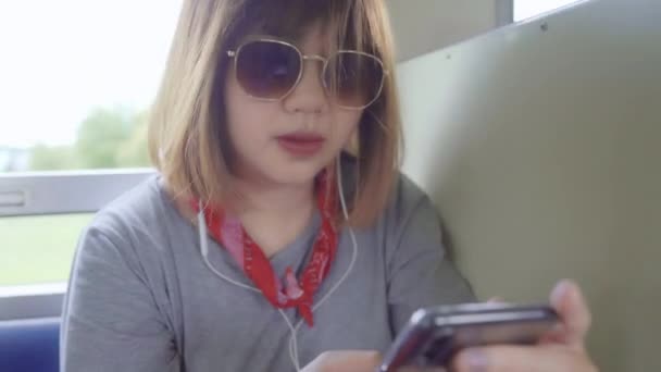 Путешественница Азиатская Женщина Используя Смартфон Прослушивания Музыки Расслабиться Время Поездки — стоковое видео