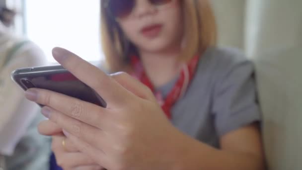 Viaggiatore Donna Asiatica Utilizzando Smartphone Ascoltare Musica Rilassarsi Mentre Prende — Video Stock