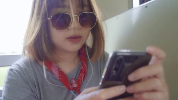 Rallentatore Viaggiatore Donna Asiatica Utilizzando Smartphone Ascoltare Musica Rilassarsi Mentre — Video Stock