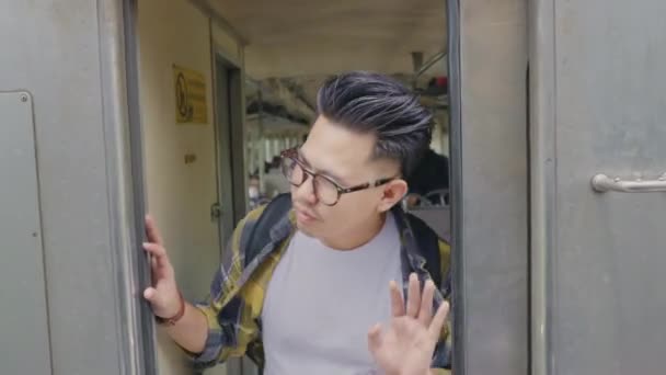 Utazó Ázsiai Férfi Gyaloglás Keres Helyet Szedése Vonat Fiatal Férfi — Stock videók