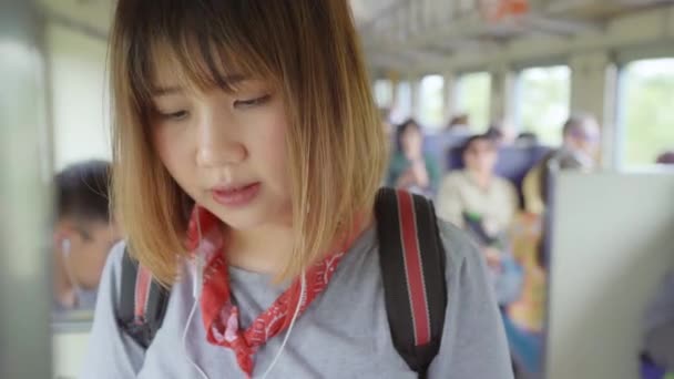 Viajero Mujer Asiática Caminando Busca Asiento Mientras Toma Tren Joven — Vídeo de stock