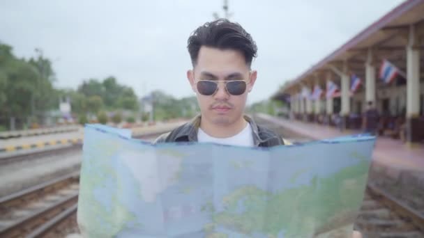 Viaggiatore Asiatico Direzione Uomo Guardando Sulla Mappa Posizione Durante Spesa — Video Stock