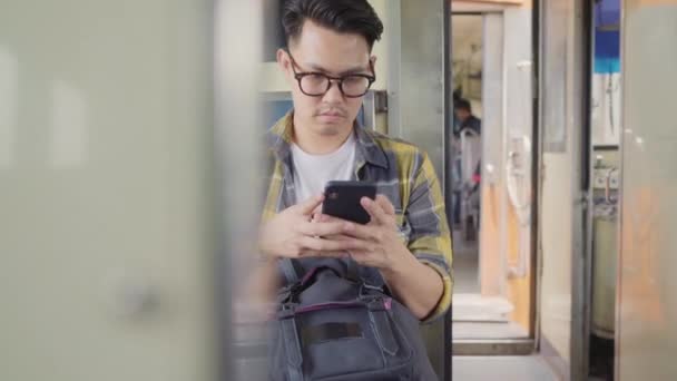 Voyageur Homme Asiatique Utilisant Smartphone Vérifier Les Médias Sociaux Tout — Video