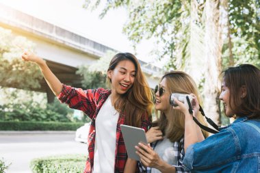 Asyalı kadınlar, Bangkok, Tayland için kentsel city park seyahat ederken fotoğraf yapmak kamera kullanarak grubu. Yaşam tarzı güzel arkadaşlarını turizm seyahat tatil Tayland kavram.  