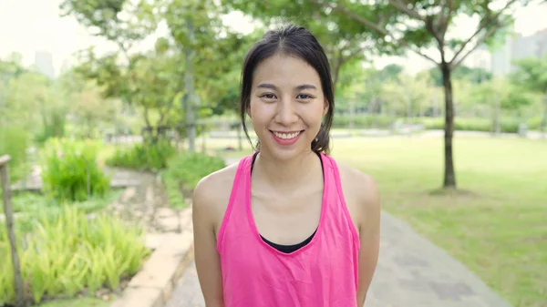 Gesunde Schöne Junge Asiatische Läuferin Die Glücklich Lächelnd Die Kamera — Stockfoto