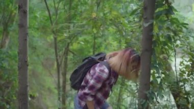 Macera hissi özgürlük ormanda yürüyüş hiking üzerinde uzun yürüyüşe çıkan kimse Asya backpacker kadın erkek yakınındaki çok sayıda ağaç onun tatil keyfini çıkarın. Yaşam tarzı kadın seyahat ve boş zaman kavramı içinde dinlenmek.