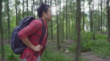 Uzun yürüyüşe çıkan kimse Asya backpacker adamın macera hissi özgürlük ormanda yürüyüş hiking, erkek çok sayıda ağaç yakınındaki tatil keyfini çıkarın. Seyahat ve boş zaman kavramı içinde rahatla yaşam tarzı erkek.