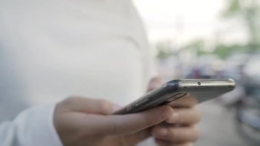 Akşam şehir şehir, sokakta yürürken smartphone dokunmatik ekran teknolojisi kullanan neşeli Asya Turizm blogger kadın. Yaşam tarzı sırt çantası turizm seyahat tatil kavramı.