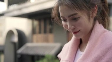 Yön için Smartphone kullanarak ve Pekin, Çin mahallesinde, seyahat ederken konumu harita üzerinde seyir neşeli Asya backpacker blogger kadın. Yaşam tarzı sırt çantası turizm seyahat tatil kavramı.