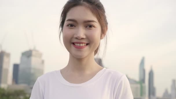 Alegre Hermosa Mujer Asiática Joven Sintiéndose Feliz Sonriendo Cámara Mientras — Vídeos de Stock