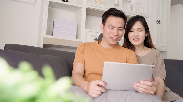 Casal Asiático Usando Tablet Para Compras Line Internet Sala Estar — Fotografia de Stock