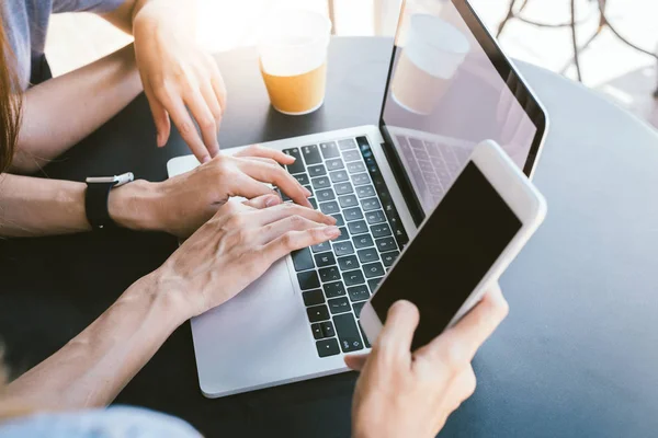 Jovens Mulheres Asiáticas Trabalhando Laptop Usando Olhando Smartphone Bebendo Café — Fotografia de Stock