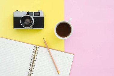 Seyahat etmek yaz kavramı - beyaz kağıt defter, kahve ve bir kopya alanı ile pembe ve sarı pastel renkli ekran kameraya üstten görünüm mockup düz yatıyordu tasarımı. pastel renk arka plan üzerinde seyahat yaz