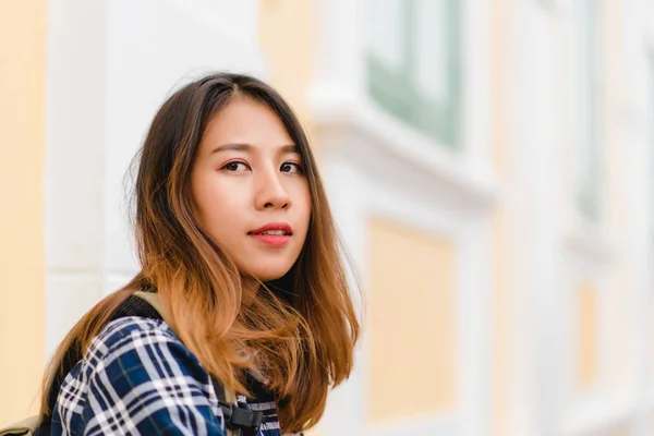 Matkailija Reppumatkailija Aasialainen Nainen Matkustaa Bangkokissa Thaimaassa Onnellinen Nuori Nainen — kuvapankkivalokuva