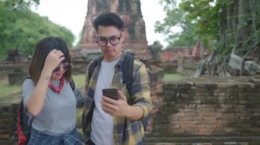 Selfie tatil gezisi Ayutthaya, Tayland, harcama süre alarak smartphone kullanarak seyahat Asya çift çift geleneksel şehirde inanılmaz Simgesel Yapı, onların yolculuk keyfini çıkarın. 