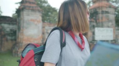 Gezgin Asyalı kadın yön ve konumu harita üzerinde Ayutthaya, Tayland, tatil gezisi harcama süre seyir backpacker kadın geleneksel şehir yolculuk keyfini çıkarın. Yaşam tarzı kadın seyahat kavramı.