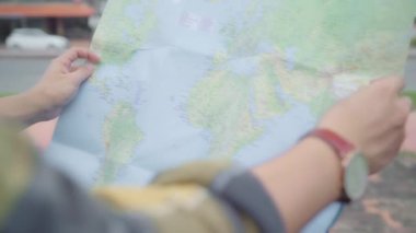 Seyahat Asya adam yön ve konumu harita üzerinde Ayutthaya, Tayland, tatil gezisi harcama süre seyir backpacker erkek geleneksel şehir yolculuk keyfini çıkarın. Yaşam tarzı erkekler kavramı seyahat.