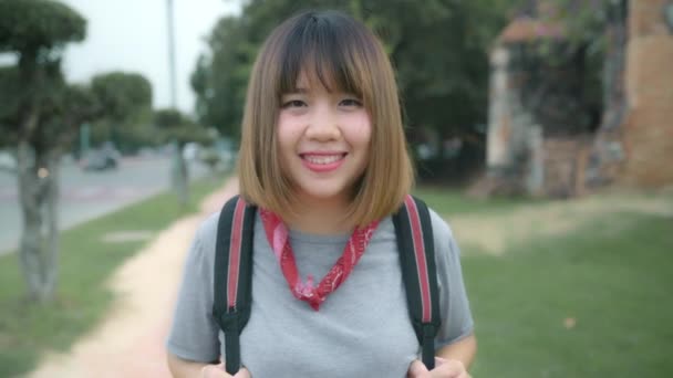 Viaggiatore Donna Asiatica Sentendosi Felice Sorridente Alla Macchina Fotografica Viaggio — Video Stock