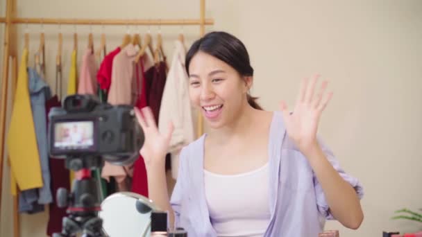 Slow Motion Beauty Blogger Presenterer Kosmetikk Foran Kamera Opptak Video – stockvideo