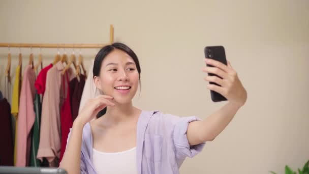 Glücklich Schöne Junge Asiatische Frau Mit Smartphone Selfie Live Streaming — Stockvideo