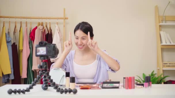 Blogueiro Beleza Apresenta Cosméticos Beleza Sentados Câmera Frontal Para Gravação — Vídeo de Stock