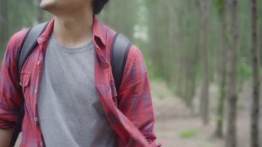 Uzun yürüyüşe çıkan kimse Asya backpacker adamın macera hissi özgürlük ormanda yürüyüş hiking, erkek çok sayıda ağaç yakınındaki tatil keyfini çıkarın. Seyahat ve boş zaman kavramı içinde rahatla yaşam tarzı erkek.