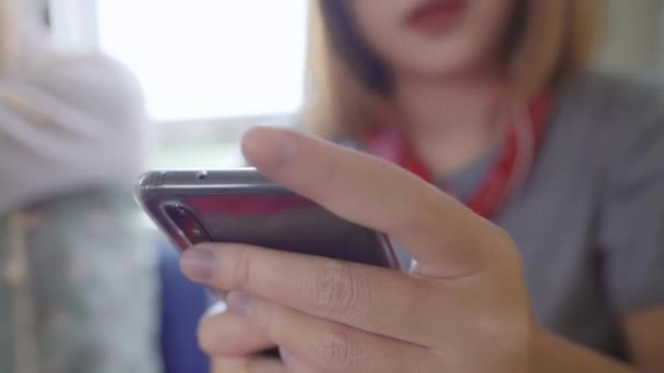 Podróżnik Pomocą Smartphone Słuchania Muzyki Asian Kobieta Zrelaksować Biorąc Pociąg — Wideo stockowe