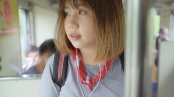 旅行的亚洲妇女步行和寻找座位 而坐火车 年轻的女游客背包客在泰国的旅程 生活方式青少年女性旅行概念 — 图库视频影像