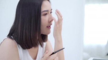 Güzellik blogger video kayıt için kamera önünde oturan güzellik kozmetik mevcut. Asyalı kadın kullanım kozmetik inceleme yapmak öğretici mutlu güzel genç sosyal ağ için canlı video yayını.