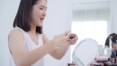 Güzellik blogger video kayıt için kamera önünde oturan güzellik kozmetik mevcut. Asyalı kadın kullanım kozmetik inceleme yapmak öğretici mutlu güzel genç sosyal ağ için canlı video yayını.