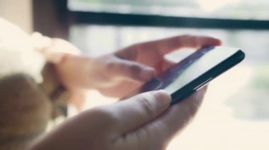 Kafede masada otururken konuşma, okuma ve manifatura için Smartphone kullanarak iş serbest Asyalı kadın. Kahve dükkanı concepts çalışma yaşam tarzı zeki güzel kadınlar.