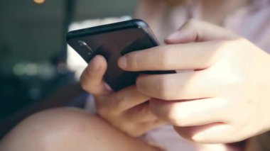 Kafede masada otururken konuşma, okuma ve manifatura için Smartphone kullanarak iş serbest Asyalı kadın. Kahve dükkanı concepts çalışma yaşam tarzı zeki güzel kadınlar.