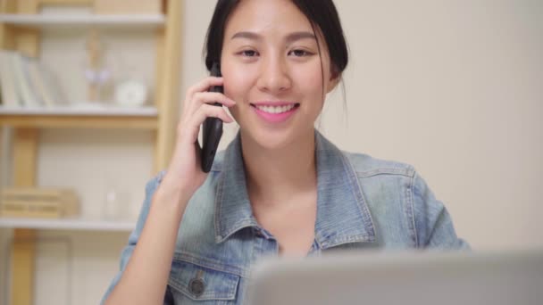 Mulher Asiática Negócios Inteligente Bonita Desgaste Casual Inteligente Trabalhando Laptop — Vídeo de Stock