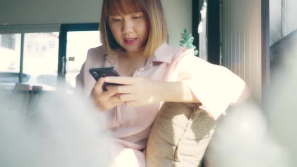 Femme Asiatique Indépendante Affaires Utilisant Smartphone Pour Parler Lire Envoyer — Video