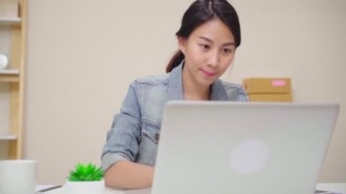Güzel akıllı Asya genç girişimci iş kadın sahibi KOBİ online ürün stok kontrol ve bilgisayar evde çalışma için kaydedin. Küçük işletme sahibi, ev ofis kavramı.