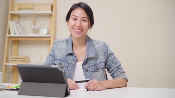 Schöne Asiatische Frau Mit Tablet Online Shopping Kreditkarte Kaufen Während — Stockvideo