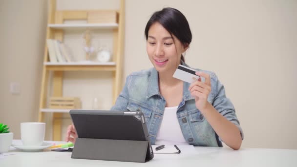 Mooie Aziatische Vrouw Met Behulp Van Tablet Kopen Online Winkelen — Stockvideo