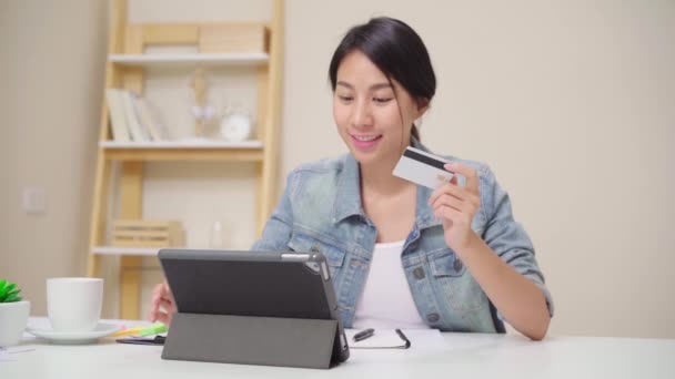 Hermosa Mujer Asiática Usando Tableta Comprar Compras Línea Con Tarjeta — Vídeos de Stock