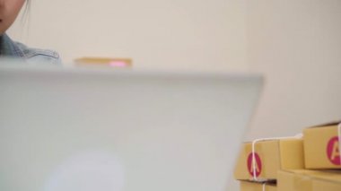 Güzel akıllı Asya genç girişimci iş kadın sahibi KOBİ online ürün stok kontrol ve bilgisayar evde çalışma için kaydedin. Küçük işletme sahibi, ev ofis kavramı.