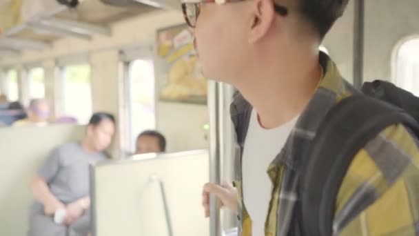 旅行的亚洲人走着 在坐火车的时候找座位 年轻的男性游客背包客在泰国的旅程 生活方式青少年男子旅行的概念 — 图库视频影像