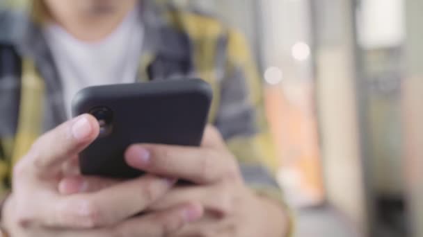 Путешественник Азиатский Человек Используя Смартфон Проверки Социальных Медиа Время Поездки — стоковое видео