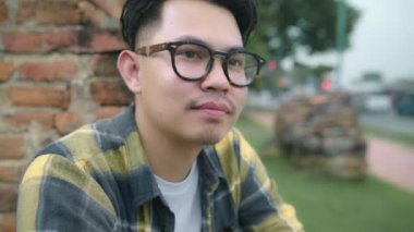 Seyahat Asya adam içme suyu süre sakin ol Ayutthaya, Tayland tatil gezisi geçirdikten sonra erkek zevk yolculuğu geleneksel şehirde inanılmaz Simgesel Yapı. 