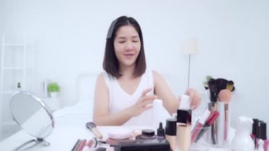 Güzellik blogger video kayıt için kamera önünde oturan güzellik kozmetik mevcut. Asyalı kadın kullanım kozmetik inceleme yapmak öğretici mutlu güzel genç sosyal ağ için canlı video yayını.