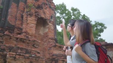 Seyahat Asya çift Ayutthaya, Tayland, tatil gezisi harcama backpacker tatlı çift geleneksel şehirde inanılmaz Simgesel Yapı, onların yolculuk keyfini çıkarın. Yaşam tarzı çift seyahat tatil kavramı.