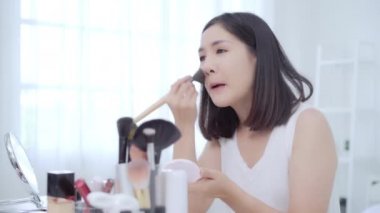 Güzellik blogger video kayıt için kamera önünde oturan güzellik kozmetik mevcut. Asyalı kadın kullanım kozmetik inceleme yapmak öğretici mutlu güzel genç sosyal ağ için canlı video yayını.