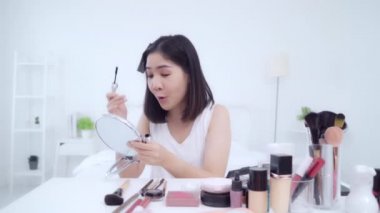 Güzellik blogger video kayıt için kamera önünde oturan güzellik kozmetik mevcut. Asyalı kadın kullanım kozmetik inceleme yapmak öğretici mutlu güzel genç sosyal ağ için canlı video yayını.