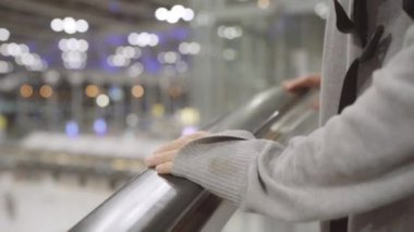 Genç Asyalı backpacker kadın turist Terminal salonunda Uluslararası Havaalanı Kalkış kapısında yatılı uçuş olacak yürüyüş. Yaşam tarzı sırt çantası turizm seyahat tatil kavramı.